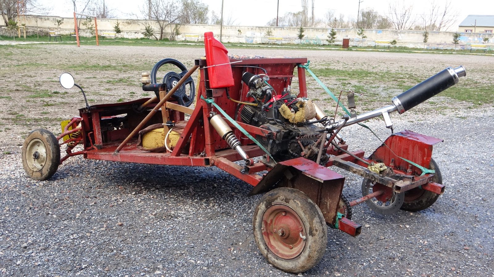 Lise öğrencisi hurdadan topladığı malzemelerle araba yaptı