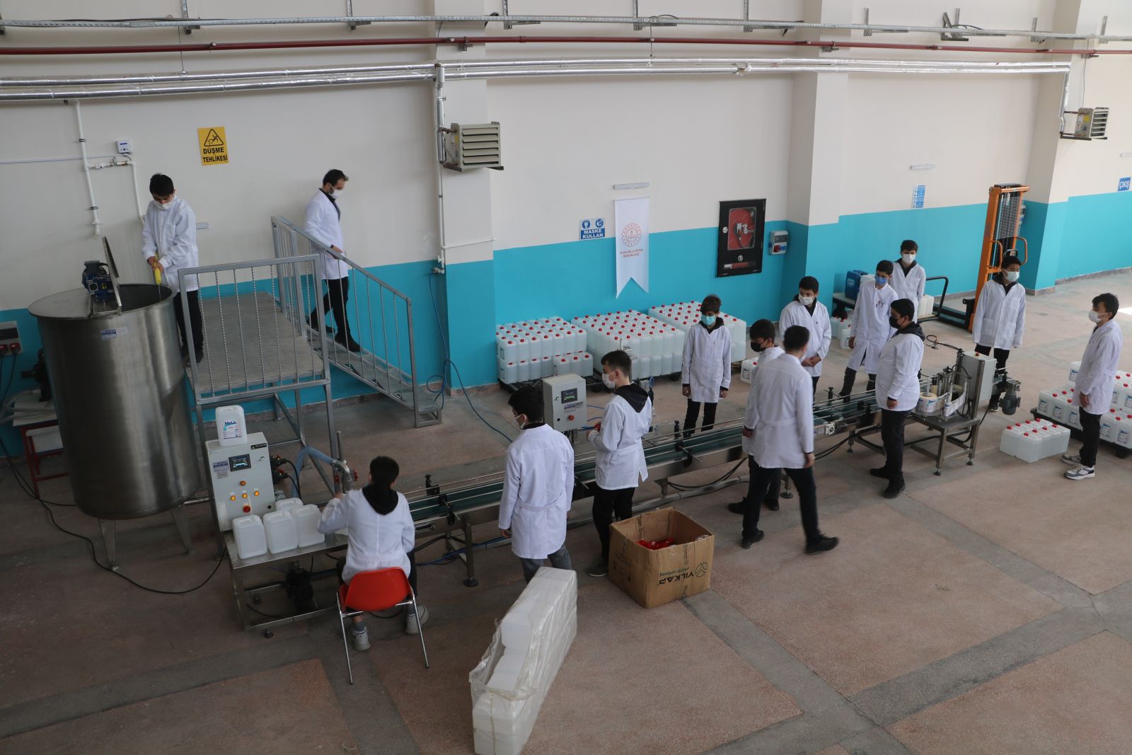 Fabrika gibi okul! Öğrenciler hem üretiyor hem para kazanıyor