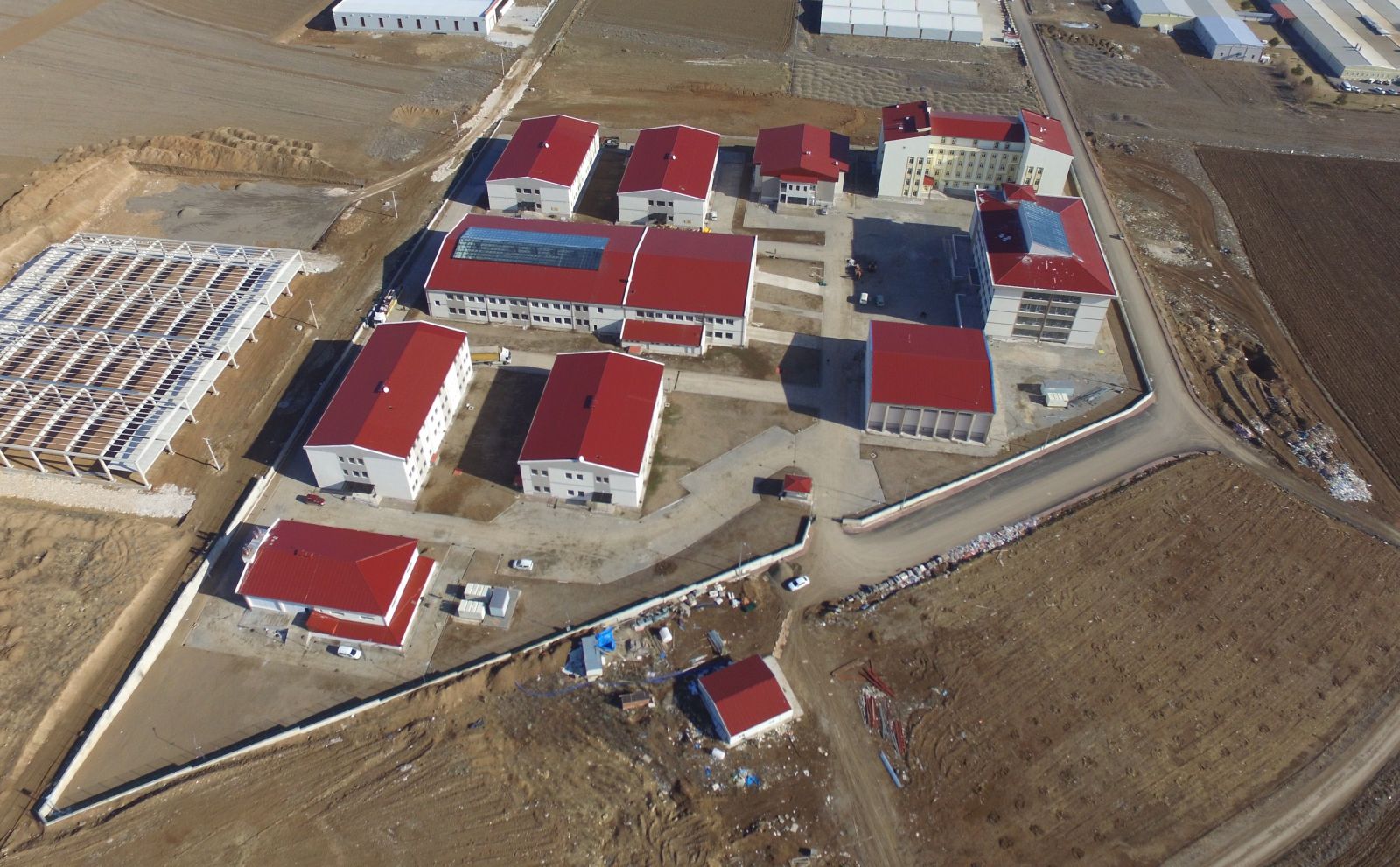 Fabrika gibi okul! Öğrenciler hem üretiyor hem para kazanıyor