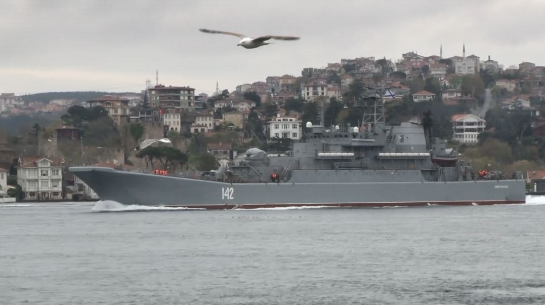 Rus savaş gemisi İstanbul Boğazı'ndan geçti