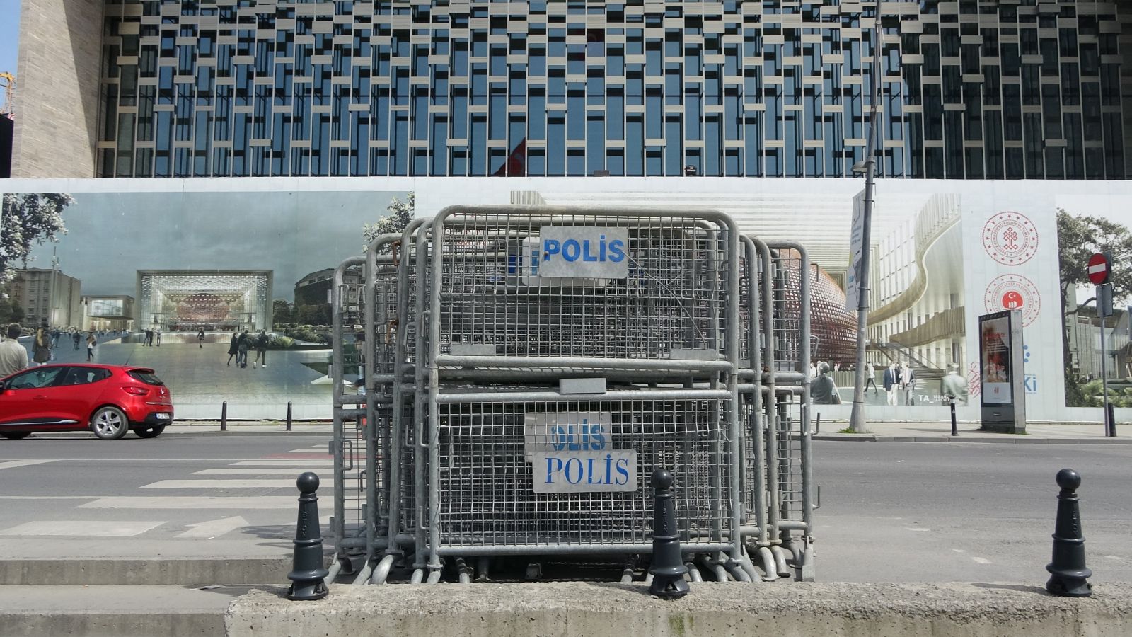 Taksim’de 1 Mayıs tedbirleri: Polis barikatları getirildi