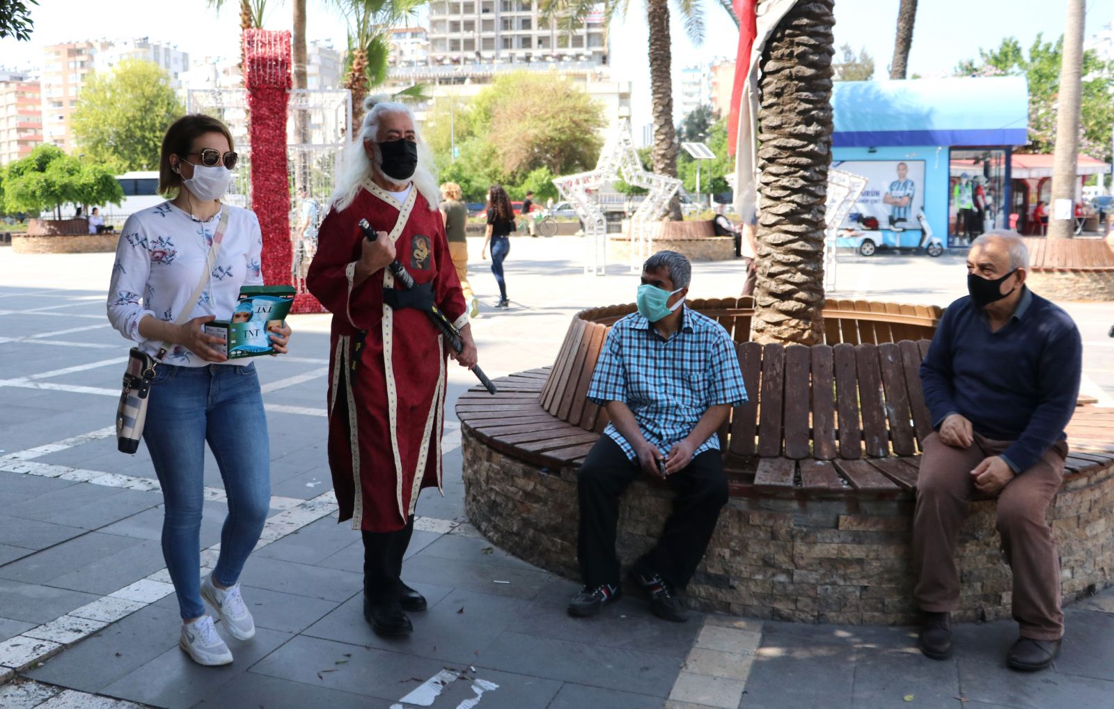 Maske uyarısı yapan samuraya pes dedirten cevap: Ölümün başımızın üstünde yeri var