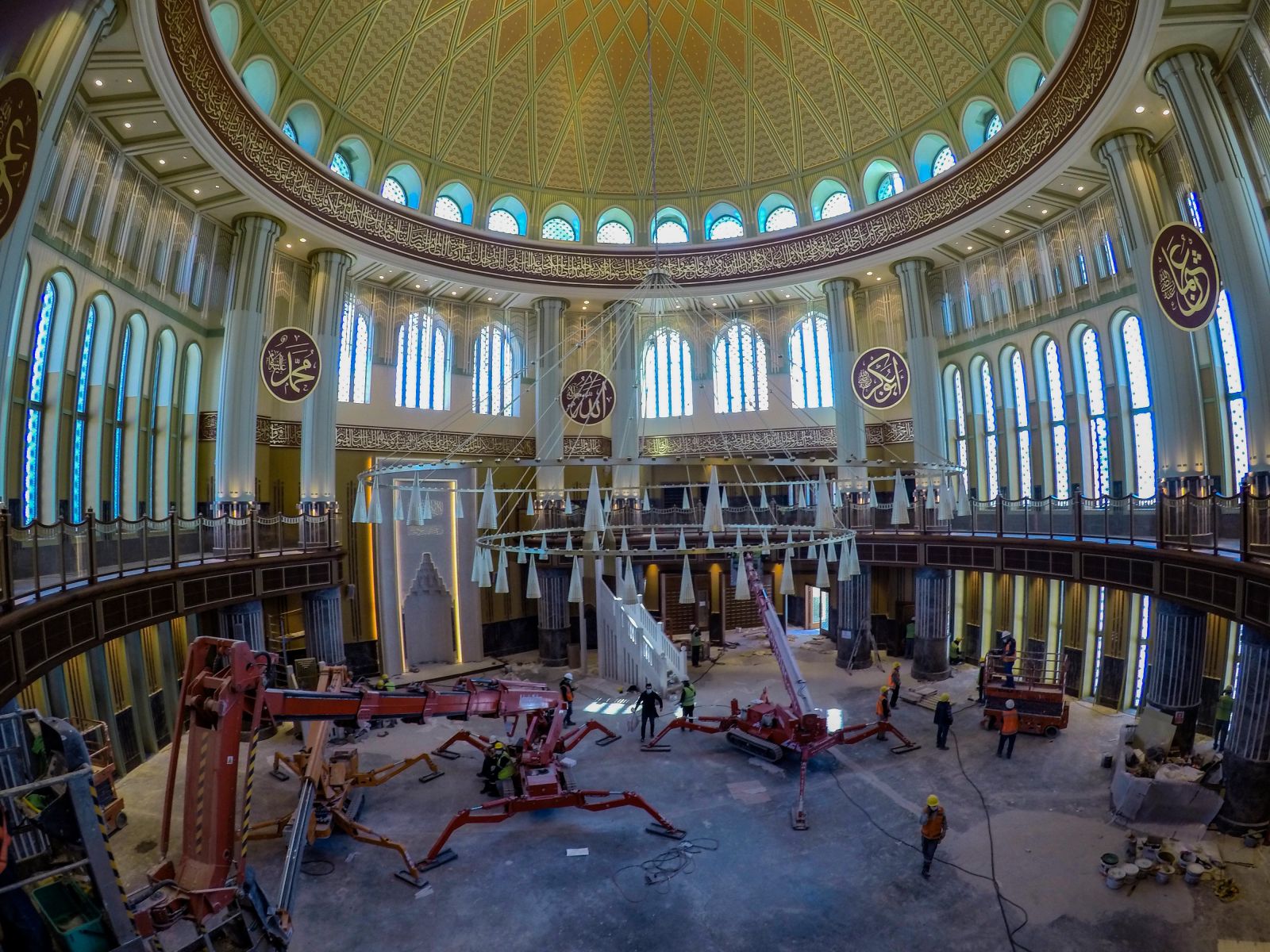 Taksim Camii ibadete açıldı Taksim Camii ibadete açıldı