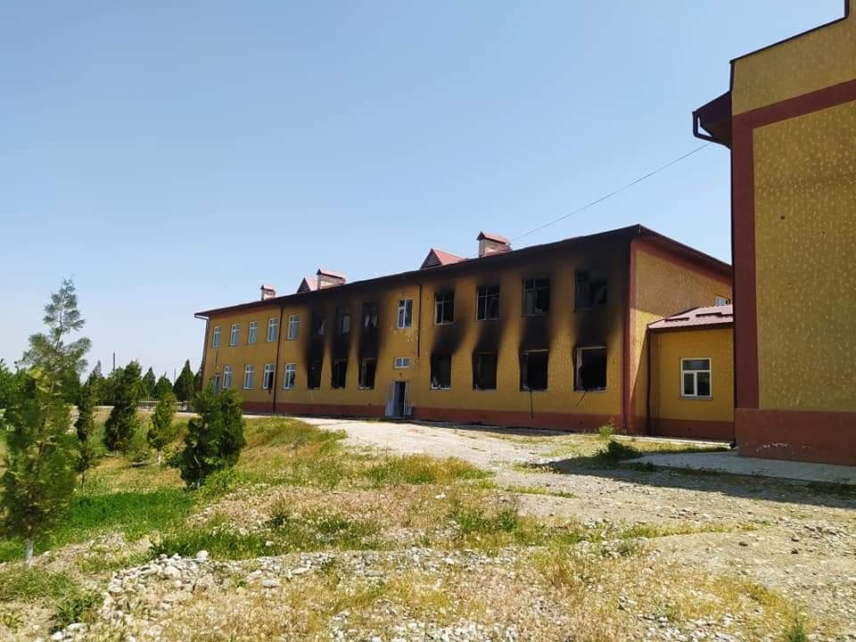 Kırgızistan-Tacikistan sınırındaki çatışmada ateş altında kalan Kırgız köyleri görüntülendi Kırgızistan-Tacikistan sınırındaki çatışmada ateş altında kalan Kırgız köyleri görüntülendi
