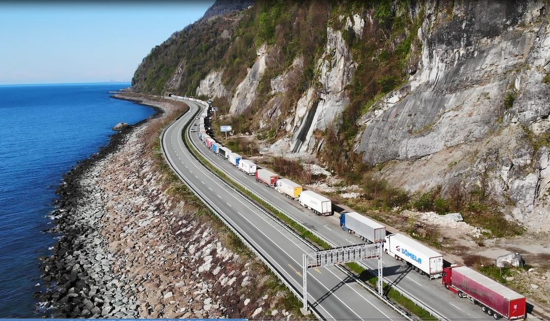 Ramazan ayında 'tır kuyruğu' çilesi! 3 ilçe boyunca uzayıp gidiyor