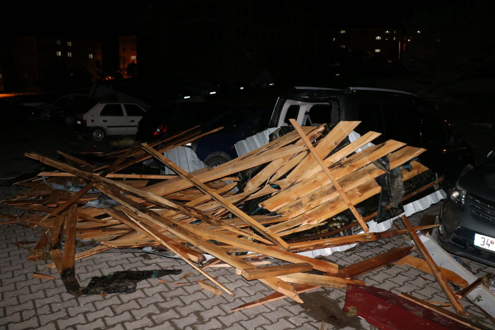 Yozgat’ı fırtına vurdu: Çatılar uçtu, araçlar hasar gördü Yozgat’ı fırtına vurdu: Çatılar uçtu, araçlar hasar gördü