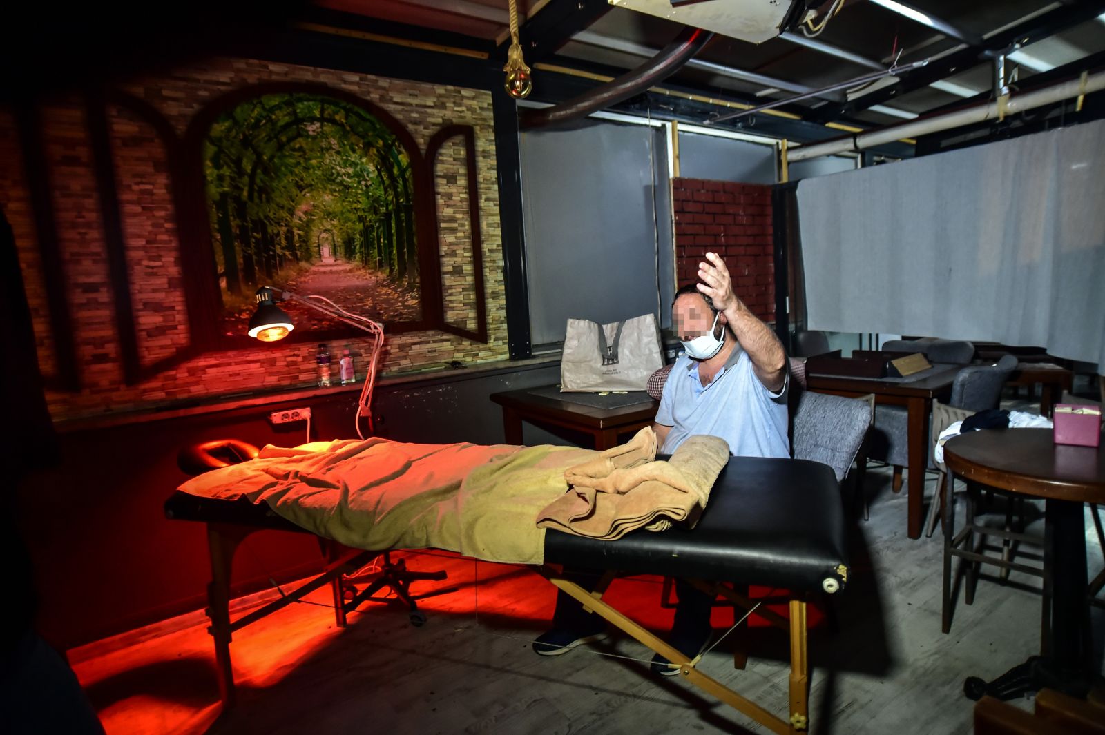 Baskında şoke eden görüntü: 'Fizik tedavi' kafesi