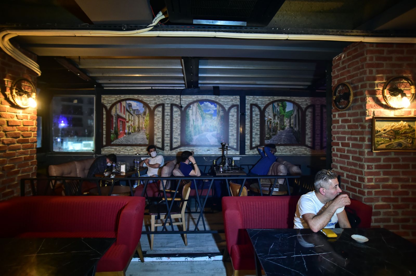 Baskında şoke eden görüntü: 'Fizik tedavi' kafesi