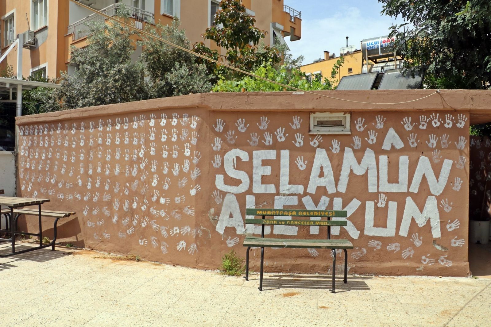 Caminin duvarlarına dadanan şahıs, imam ve müezzini canından bezdirdi