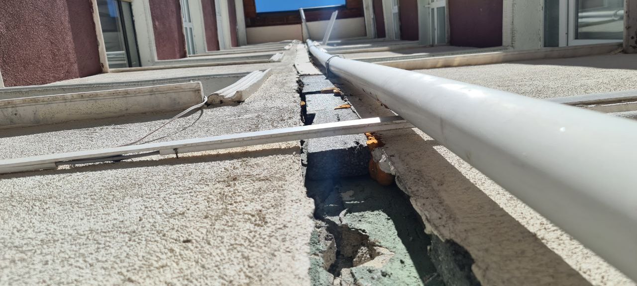 Toprak altından su çıkıyor, apartman sakinleri tedirgin
