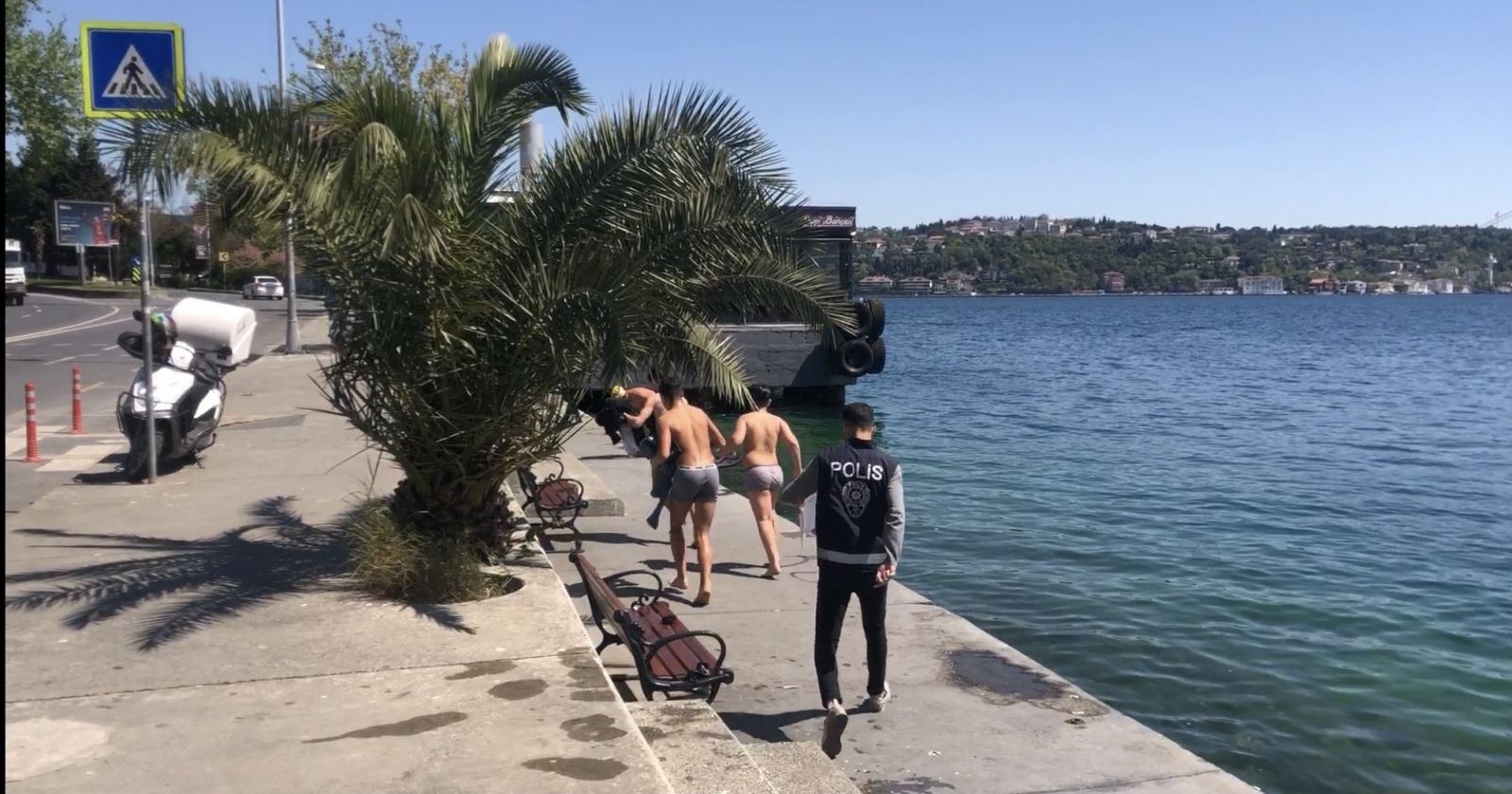 Denize girdiler, polisi görünce giyinemeden kaçtılar