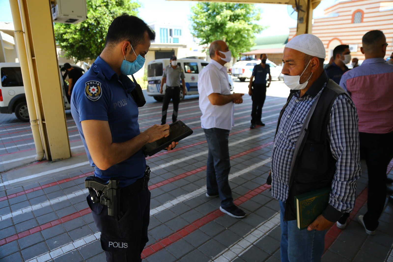 Mezarlıkta 'korsan hoca' avı