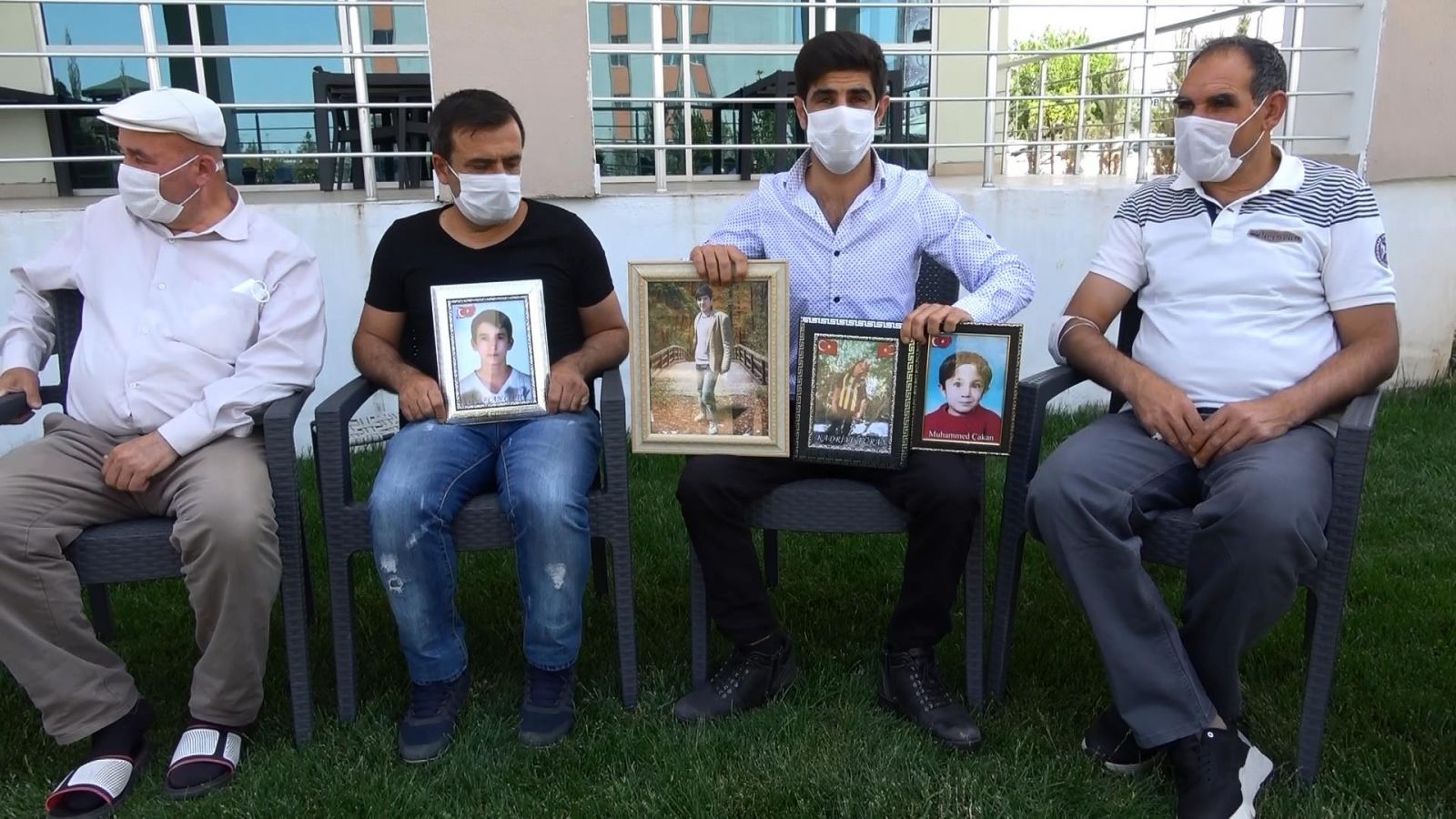 Evlat nöbetindeki ailelerin bekleyişi bayramda da sürüyor