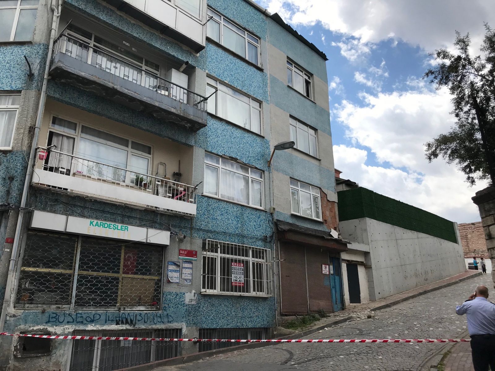 Fatih’te çökme riski olan bina boşaltıldı