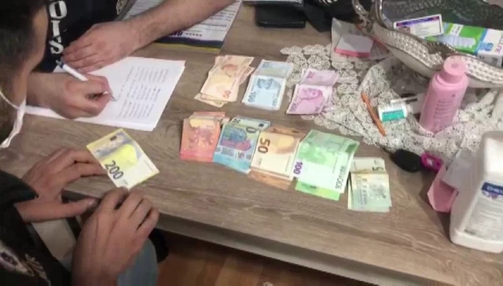 FETÖ’nün 'Gaybubet Evleri'ne operasyon: 35 gözaltı