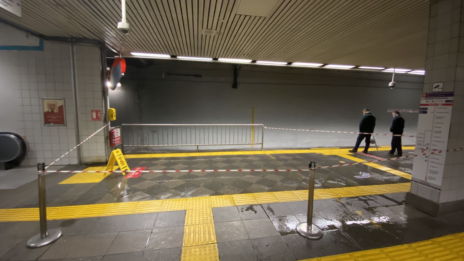 İstanbul metrosunun tavanı aktı
