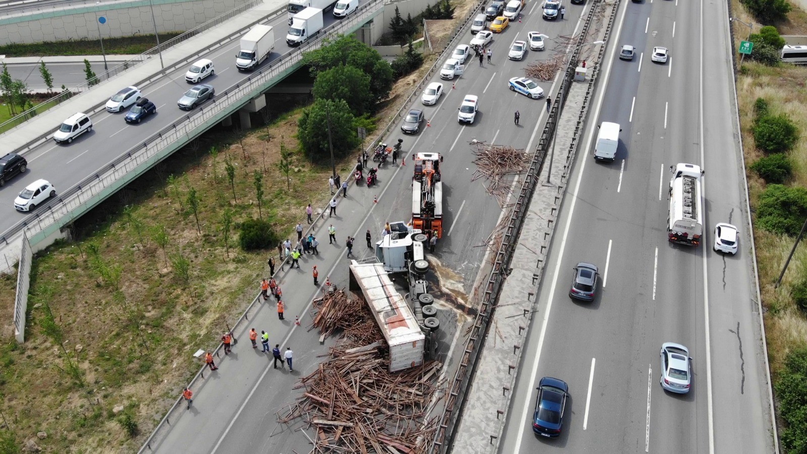 TEM Otoyolu'nda tır kazası! Yol trafiğe kapandı