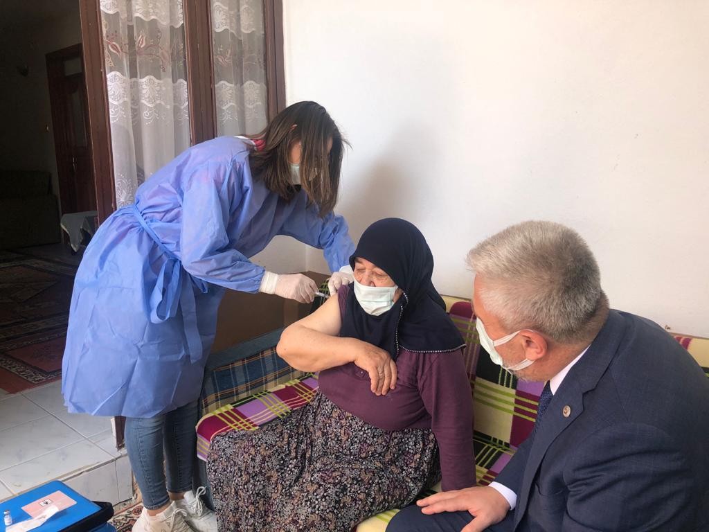 Mevsimlik tarım işçileri Covid'e karşı aşılanıyor