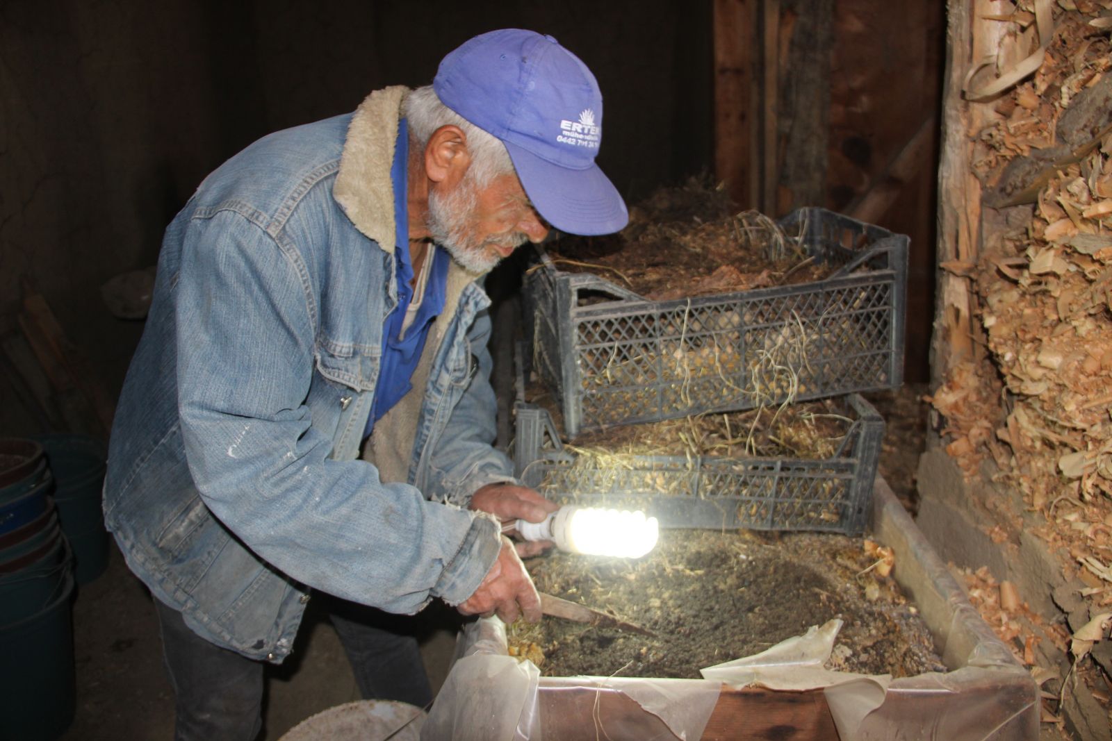 Bin taneden milyonlarca üretti, gübresini ücretsiz dağıtıyor