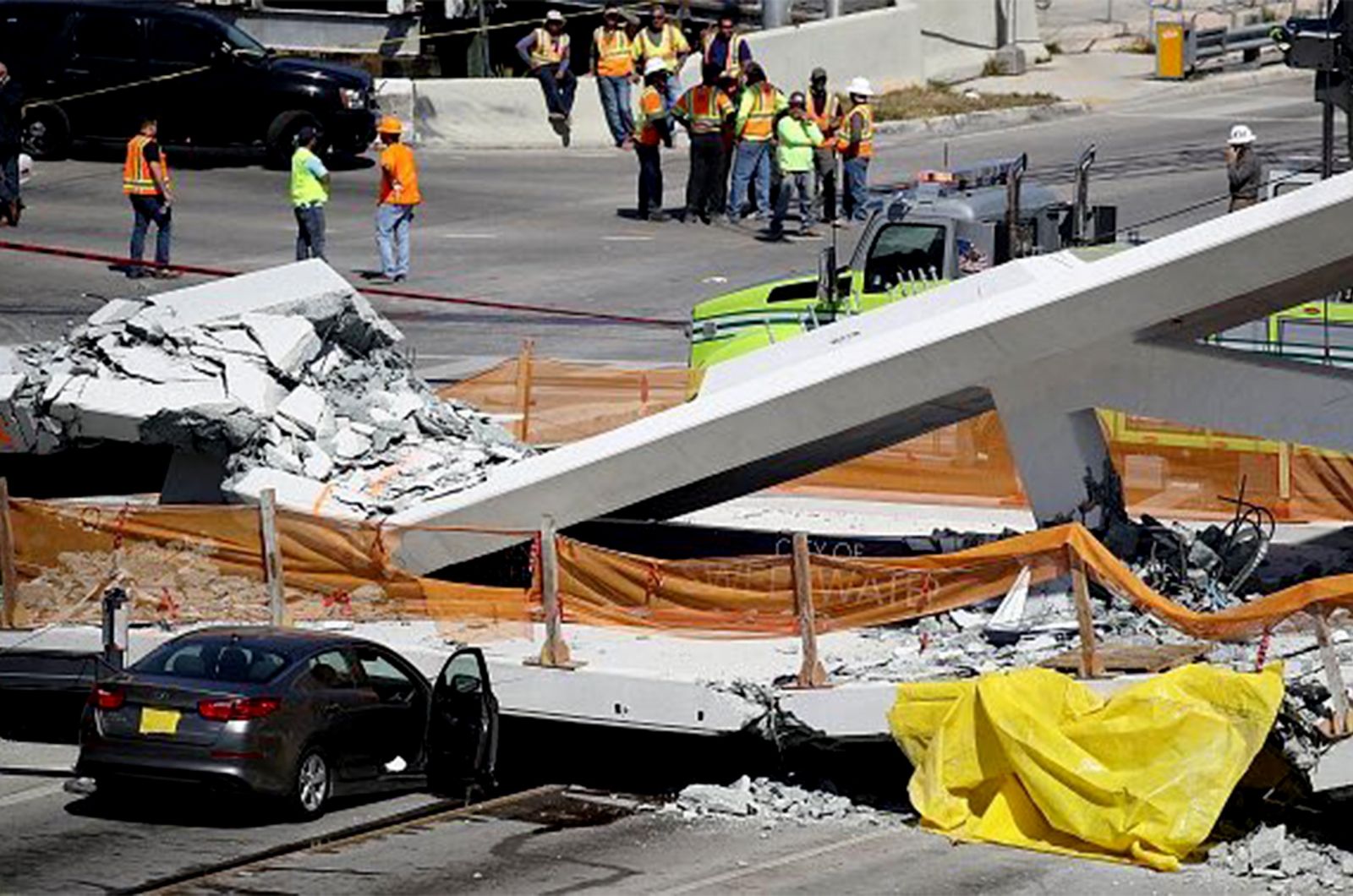 ABD’de çöken üst geçitte 4 kişi öldü