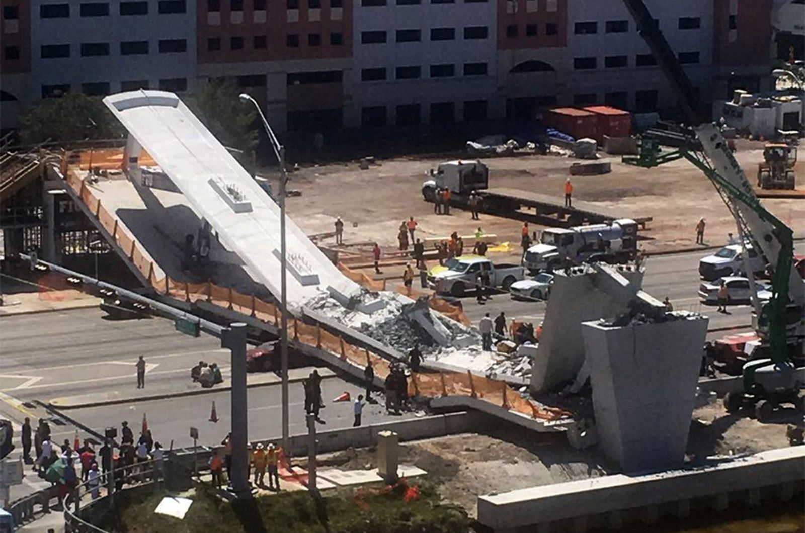 ABD’de çöken üst geçitte 4 kişi öldü