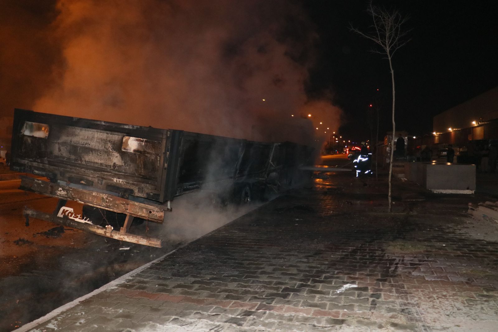 Yanan TIR’dan canını son anda kurtardı