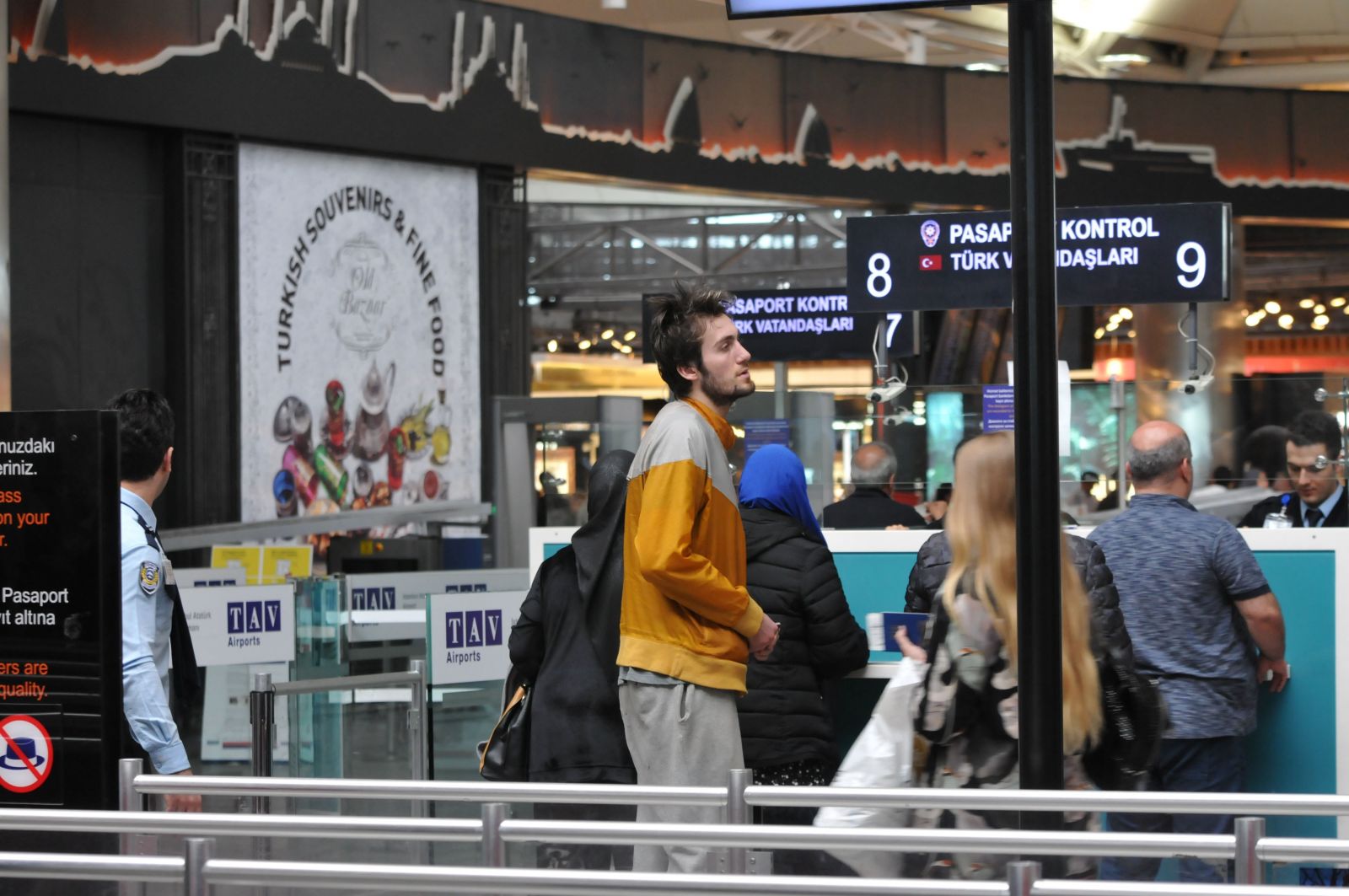 Fenerbahçe ve Beşiktaş'ta oynamıştı! Şimdi havalimanında yaşıyor...