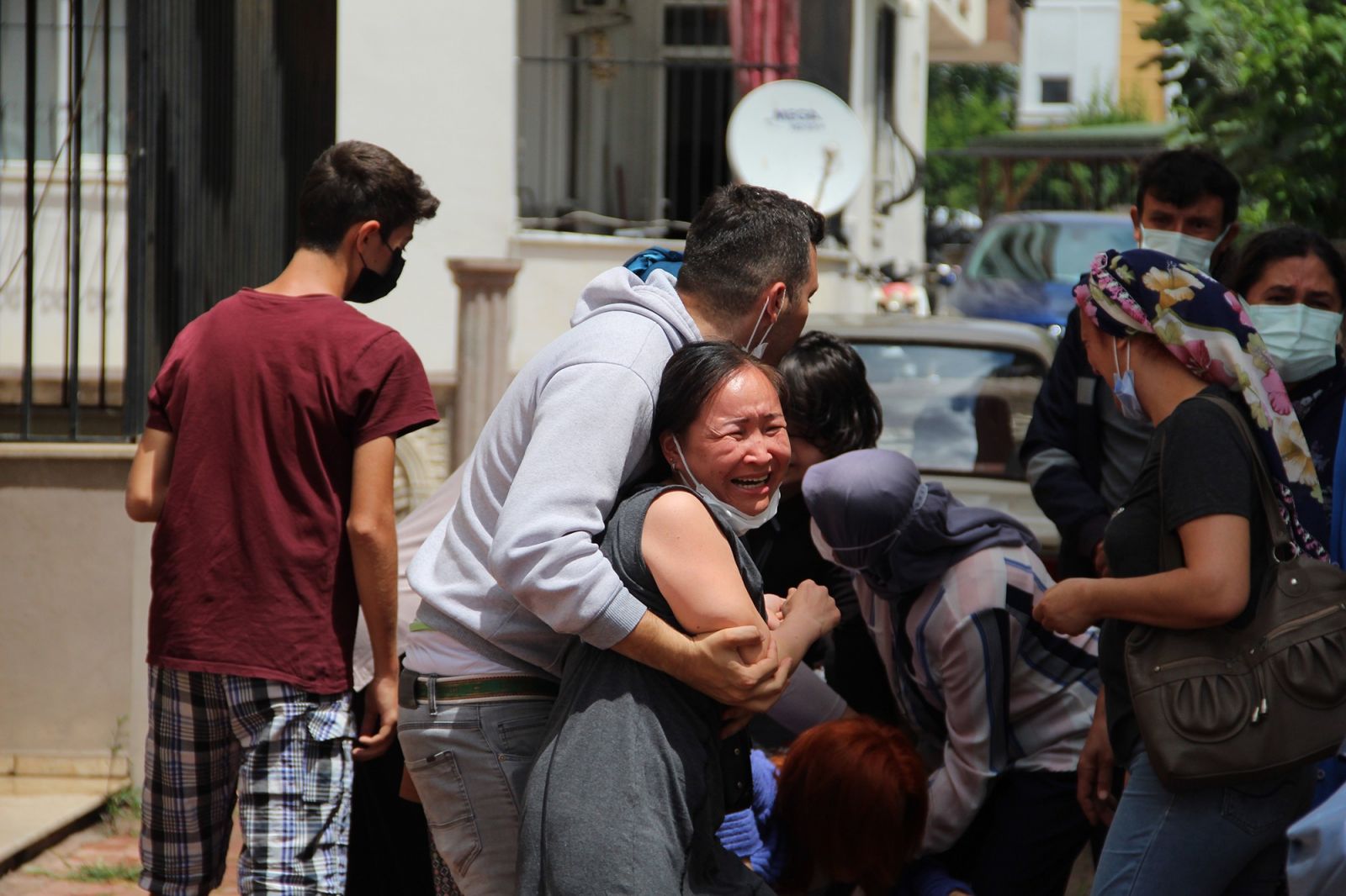Balkondan çırptığı halı ölüme götürdü