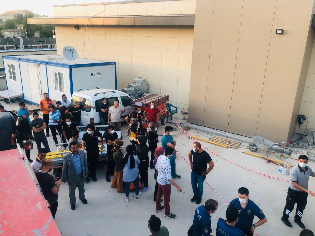 Hastane kanalizasyon hattında göçük: 3 işçi toprak altında kaldı