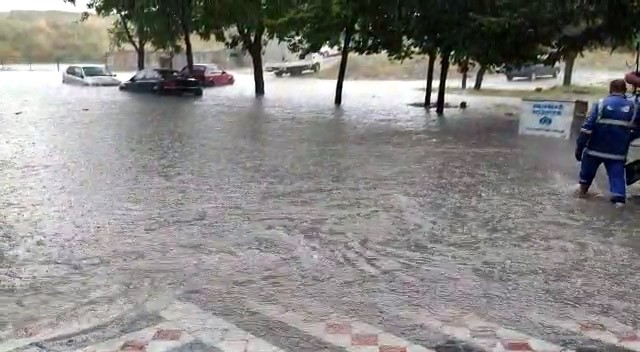 Gün geceye döndü, İstanbul'da sağanak etkili oldu
