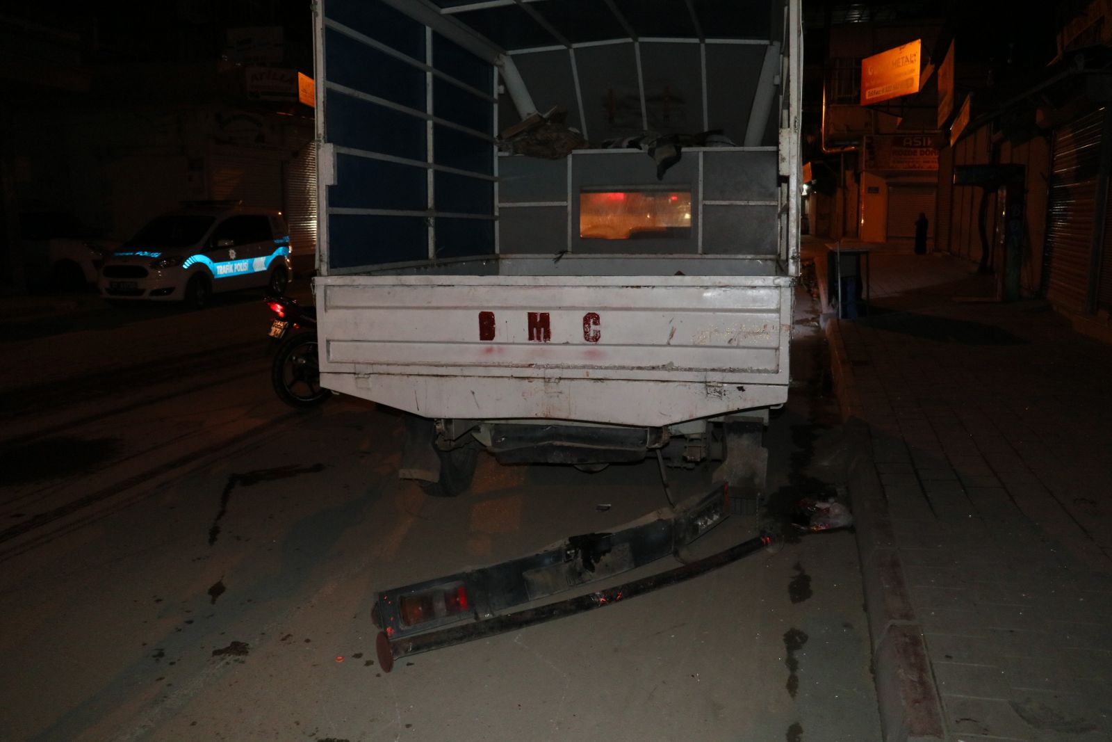 Otomobiliyle park halindeki kamyonet çarpan kadın sürücü ağır yaralandı