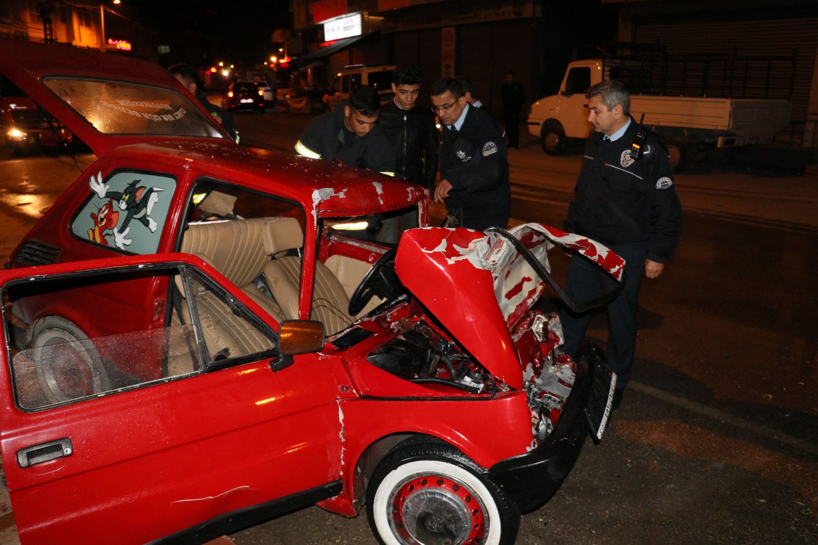 Otomobiliyle park halindeki kamyonet çarpan kadın sürücü ağır yaralandı