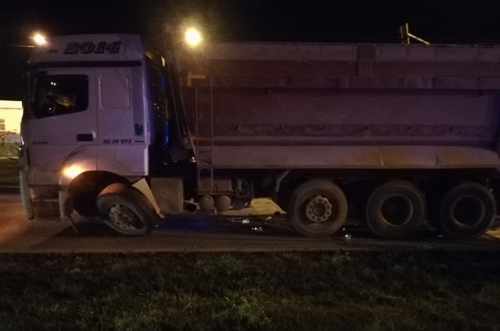 Kamyonla otomobil çarpıştı: 5 yaralı