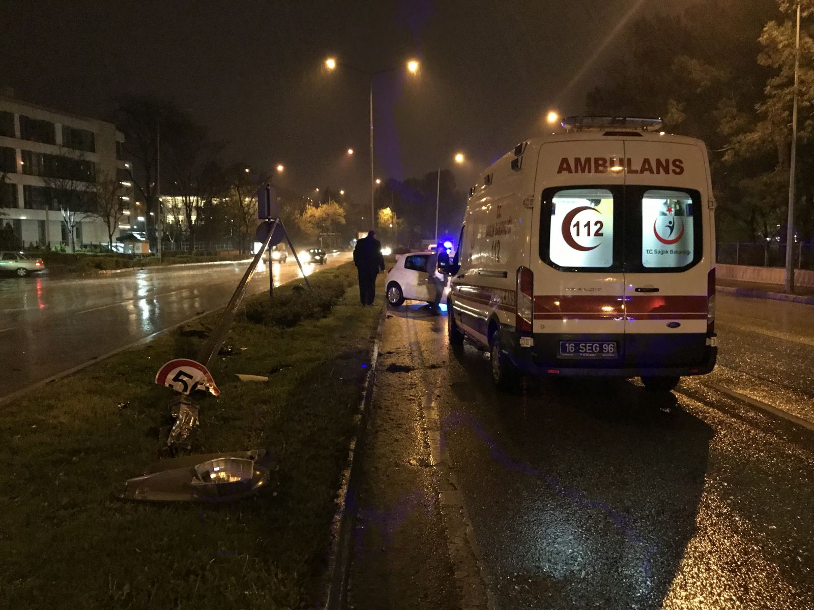 Kayganlaşan yolda otomobil elektrik direğine çarptı: 3 yaralı
