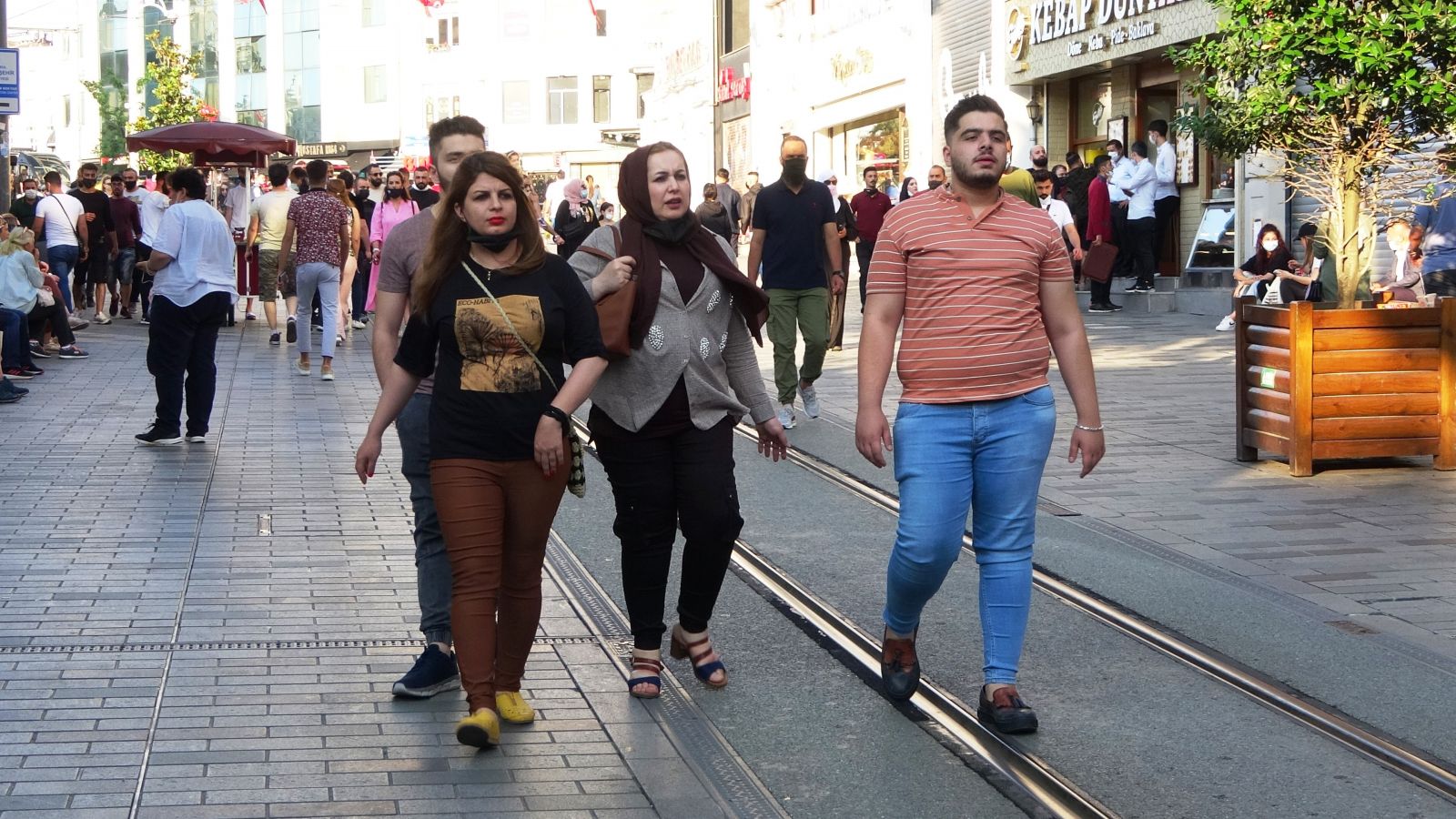 Kısıtlama gününde İstiklal Caddesi doldu taştı