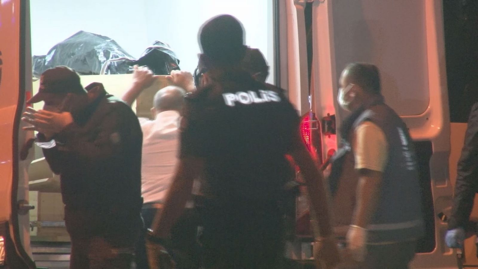 Anne-oğul ölü bulundu... Sağlıkçıları şoke eden mesaj!