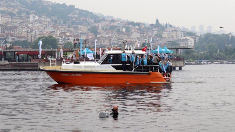 Denizin altına oksijen verecek cihaz İzmit Körfezi’ne bırakıldı