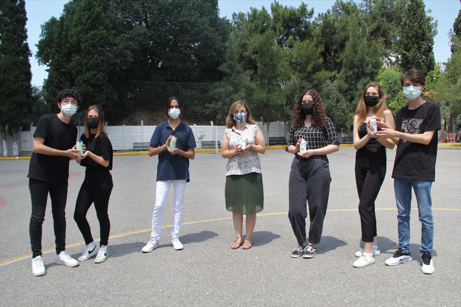 'Yeşeren Şişe': Doğada çözünerek tohum saçıyor, ağaca dönüşüyor