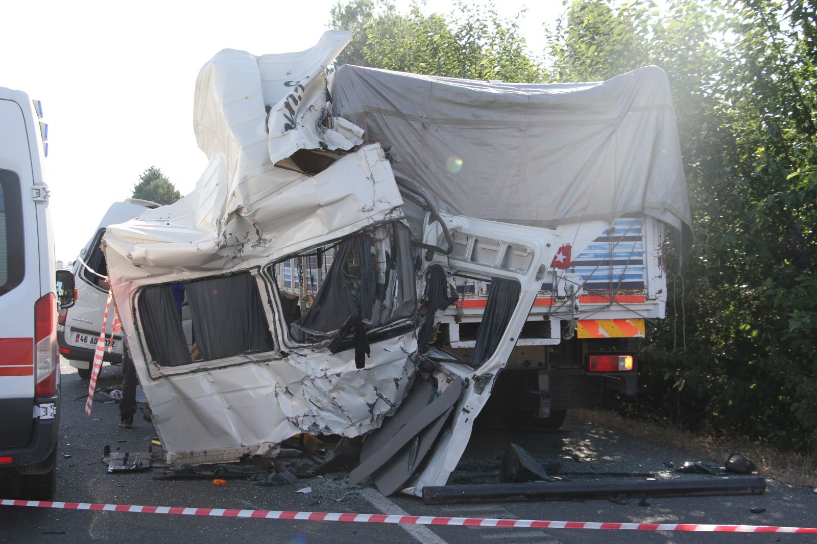 Elazığ'da feci kaza: 3 ölü, 10 yaralı Elazığ'da feci kaza: 3 ölü, 10 yaralı