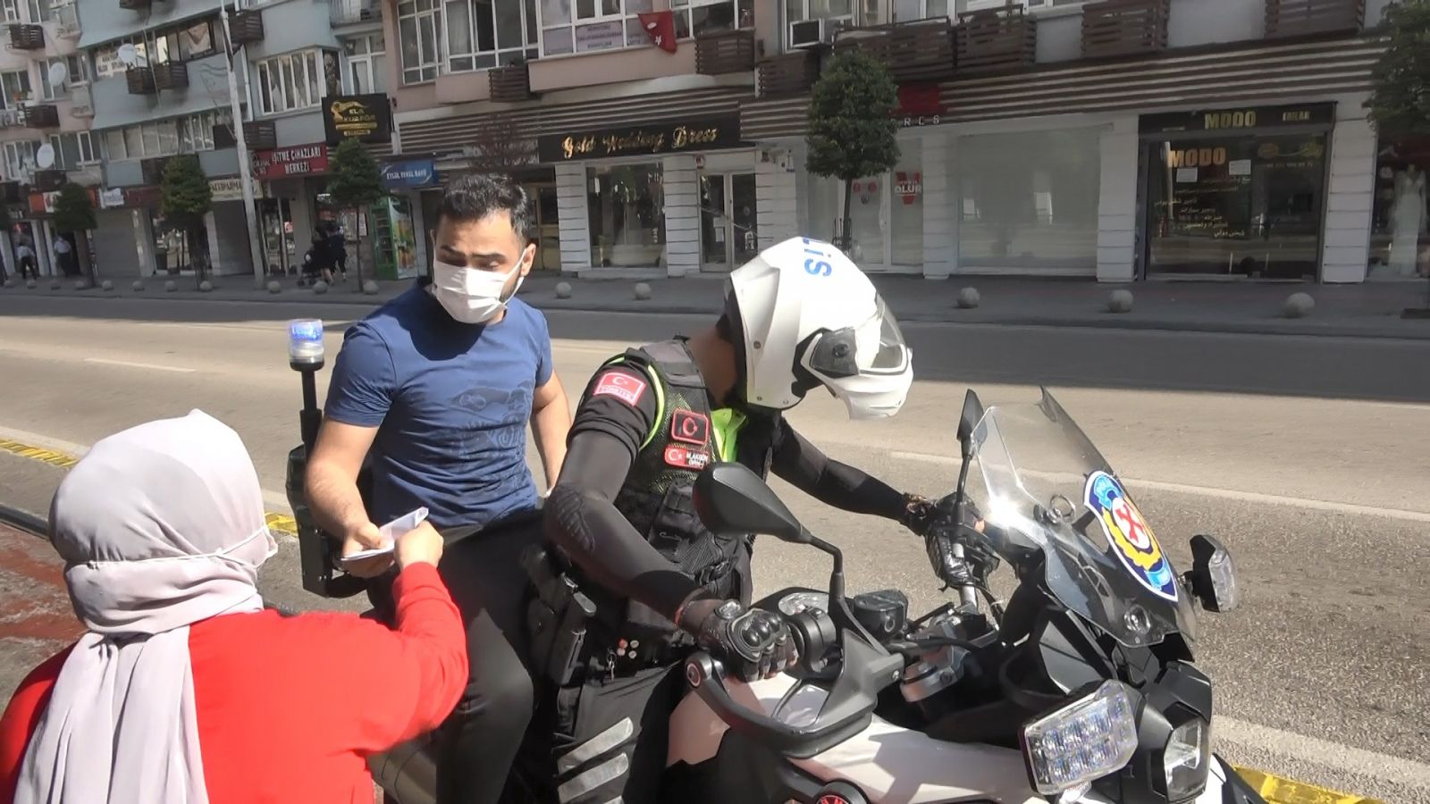 Engelli şehit çocuğunu sınava polisler götürdü