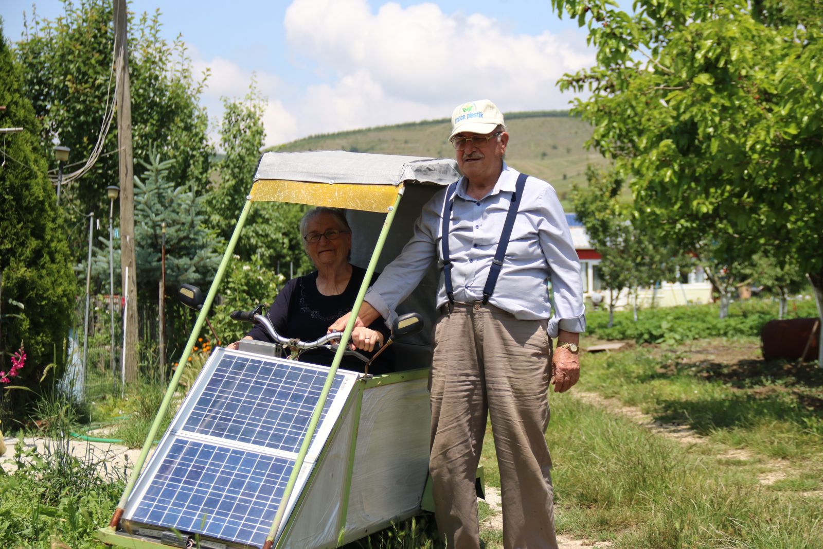 Eşine sera malzemelerinden elektrikli araba yaptı