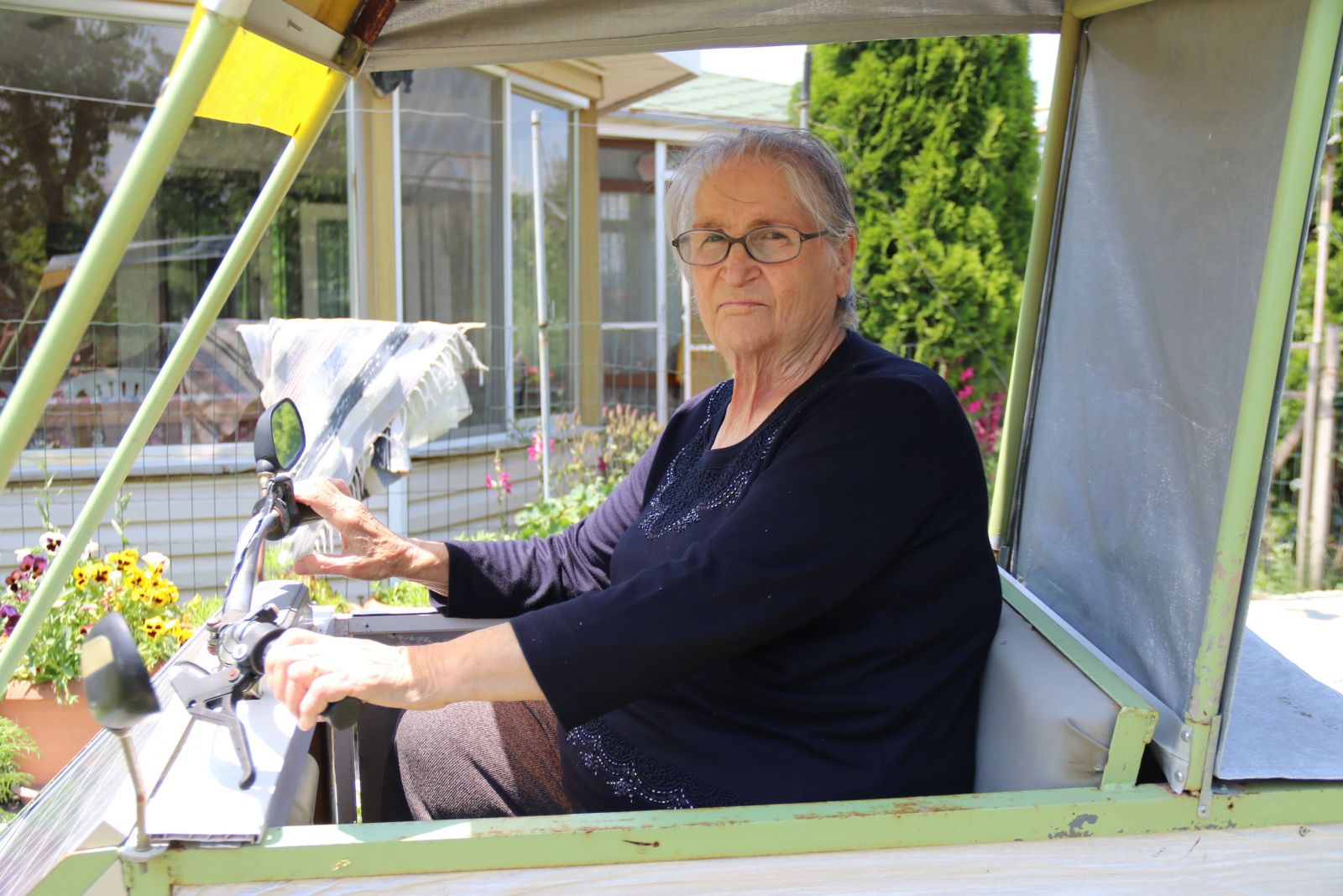 Eşine sera malzemelerinden elektrikli araba yaptı