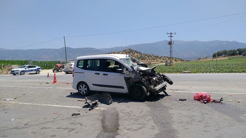 İzmir'de feci kaza: 1 kişi öldü, 17 tarım işçisi yaralandı