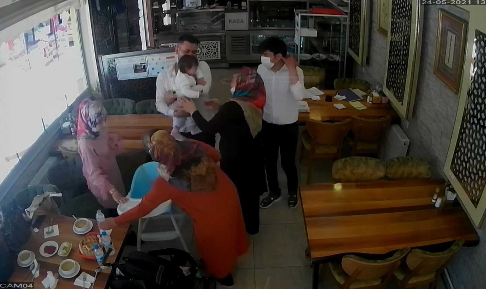 Boğazına ekmek takılan çocuğu böyle kurtardı