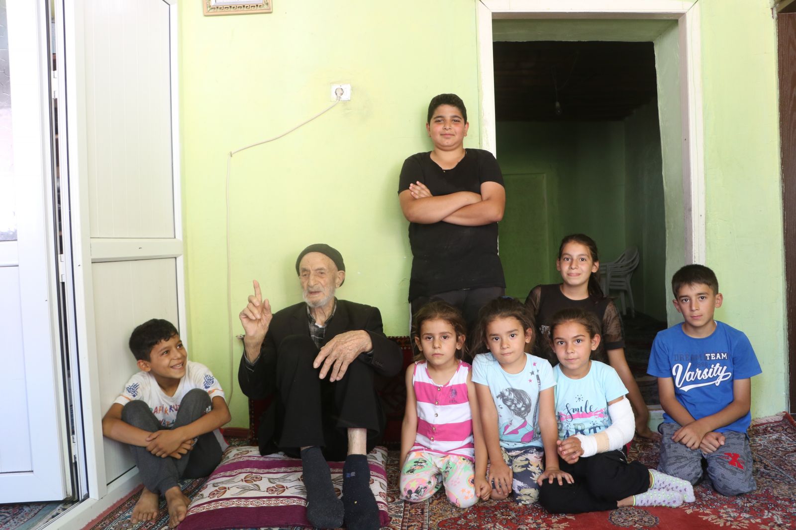 110 yaşındaki Mahmut dede, günde 2 litre kola içiyor