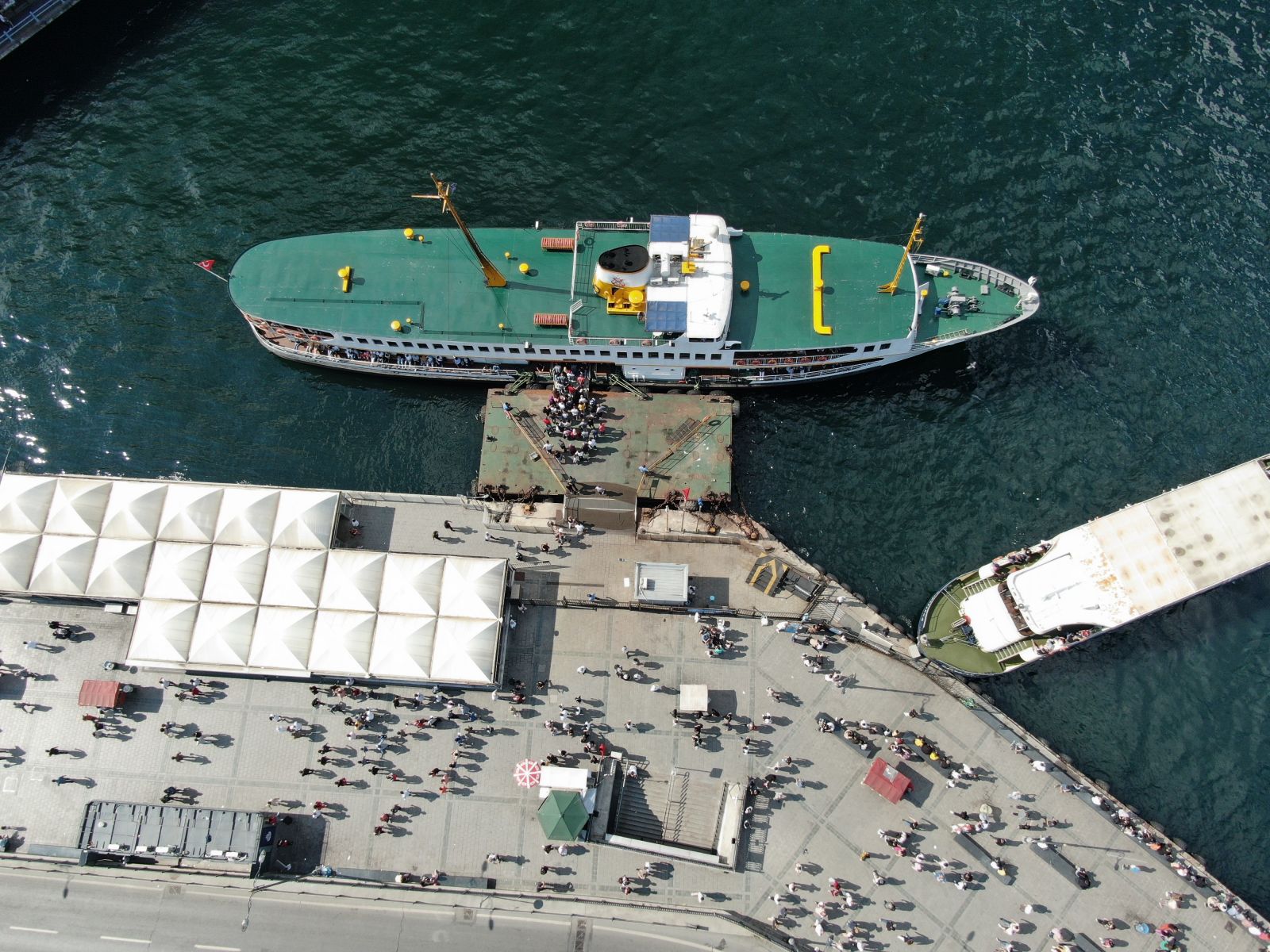 Kısıtlamasız ilk pazarda vatandaşlar Eminönü'ne akın etti