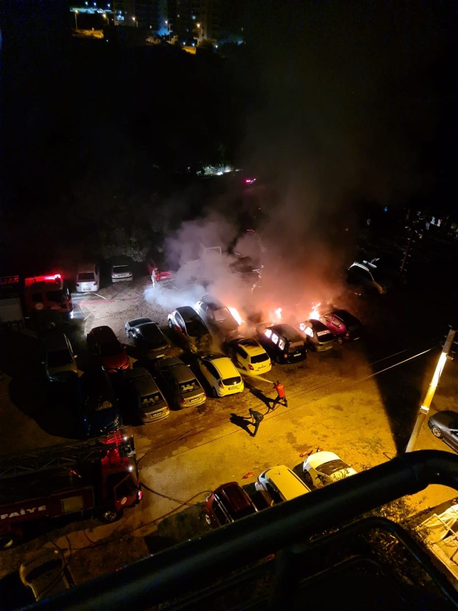 Otoparkta çıkan yangında 10 araç hurdaya döndü