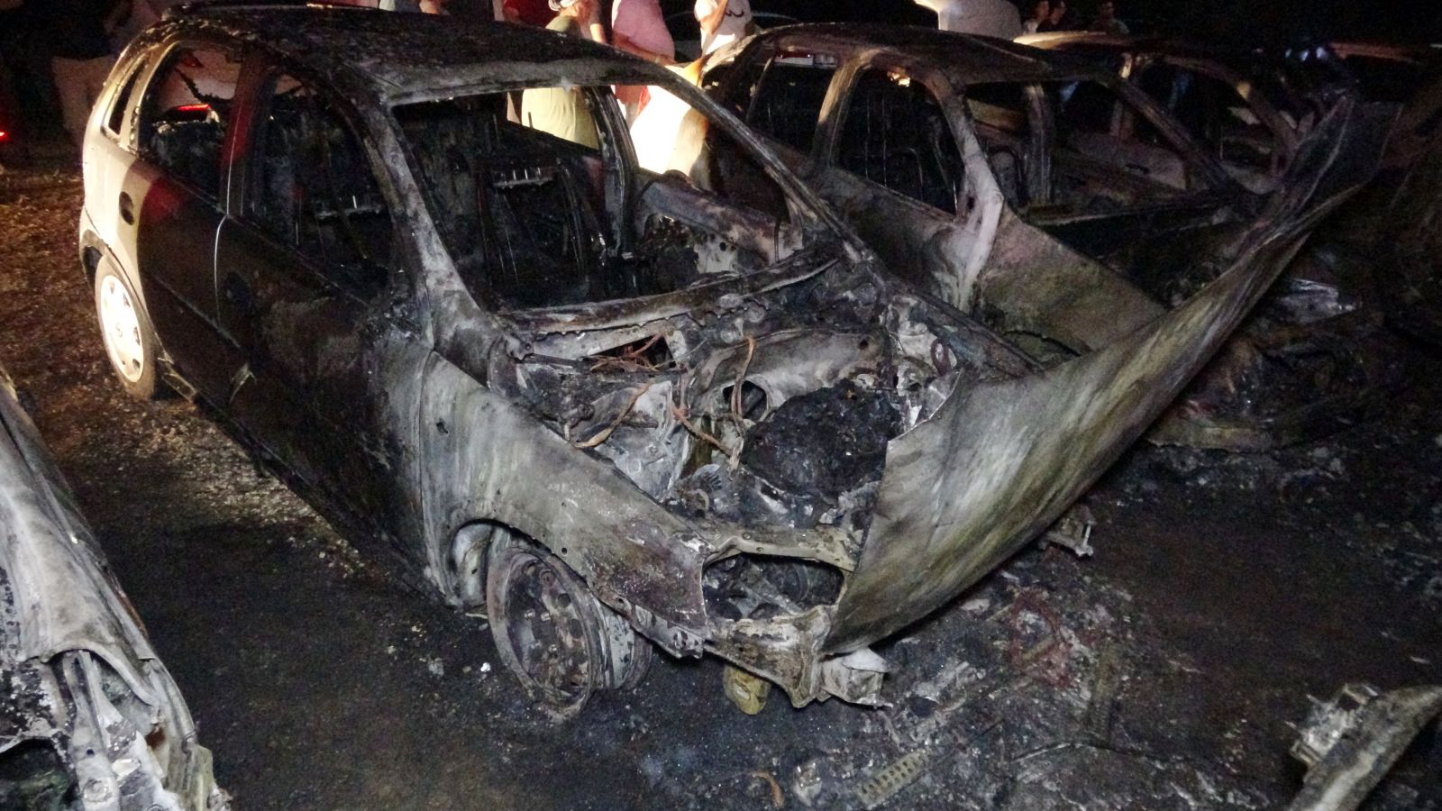 Otoparkta çıkan yangında 10 araç hurdaya döndü