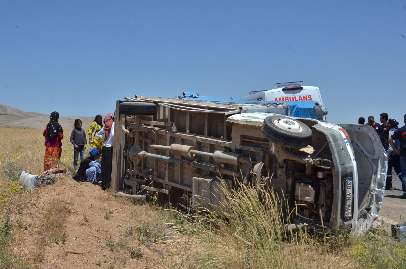 Tarım işçilerini taşıyan araç şarampole devrildi: 8 yaralı