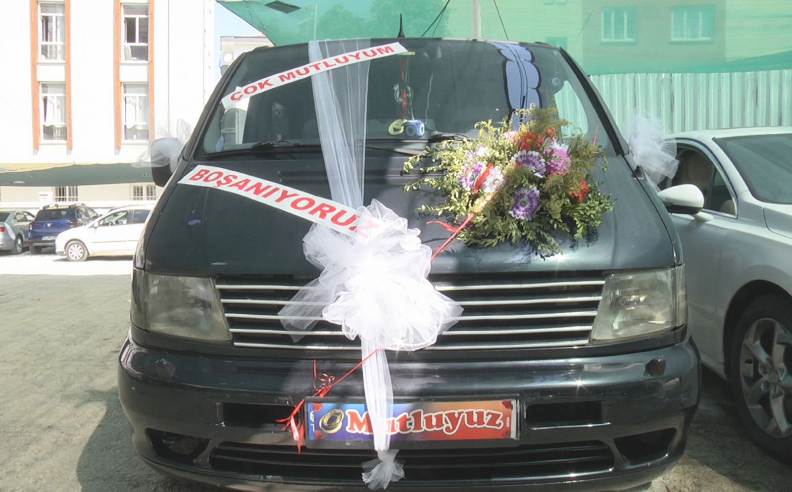 Gelin arabası gibi süslettiği aracıyla boşanma davasına gitti